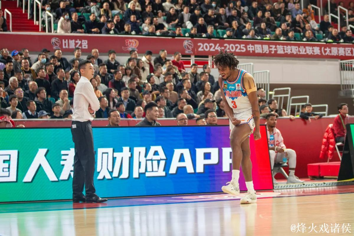 新疆男篮主场迎战火力全开的青岛外援攻势,刘炜如何依靠内线优势与整体防守破坏对方连胜节奏,凭借经验与主场气势引领球队逆转取胜 新疆男篮主场迎战火力全开的青岛外援攻势,刘炜如何依靠内线优势与整体防守破坏对方连胜节奏,凭借经验与主场气势引领球队逆转取胜